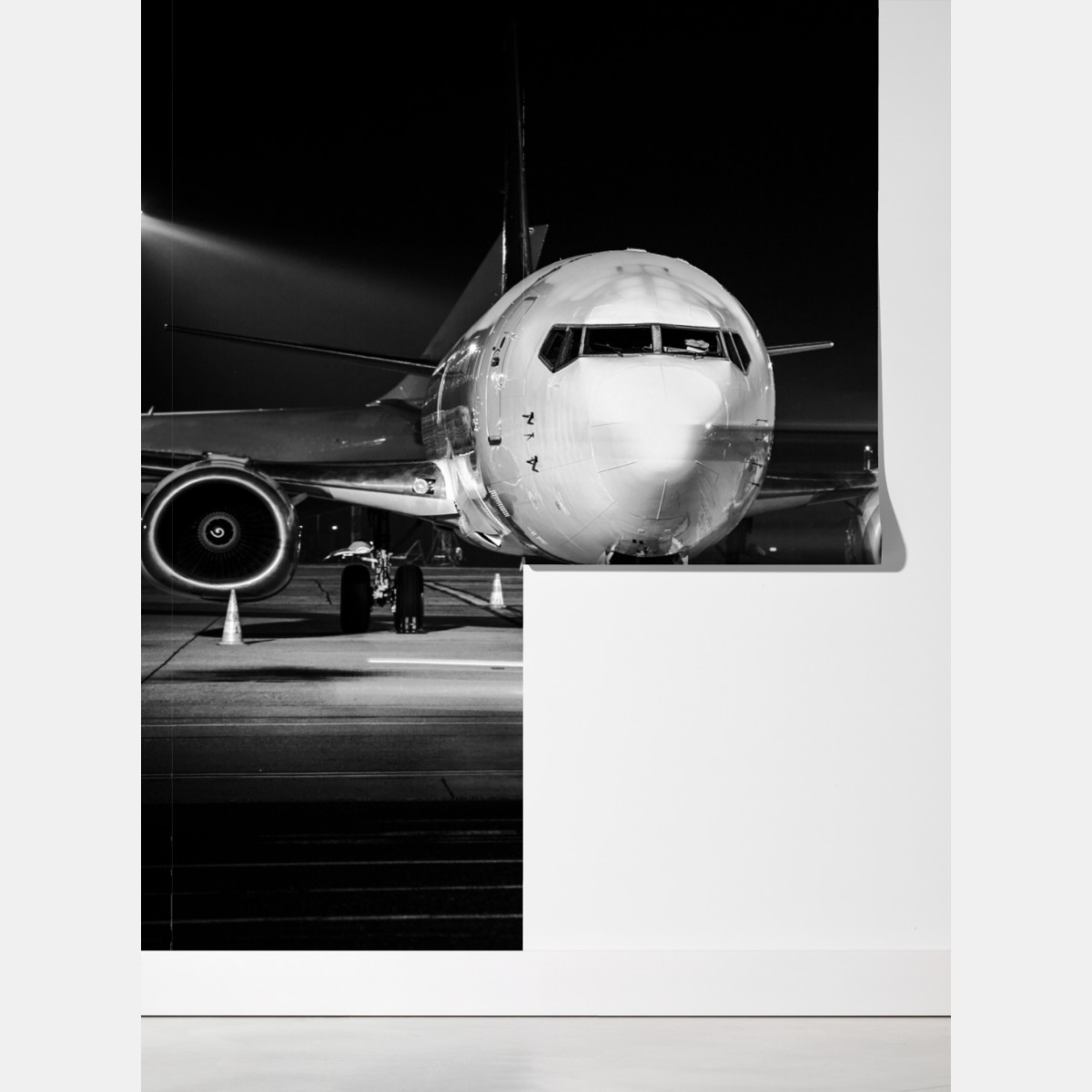 Fototapeta monochromatyczny odrzutowiec na płycie lotniska nocą – Wallissimo® Fototapeta monochromatyczny odrzutowiec na płycie lotniska nocą – Wallissimo®