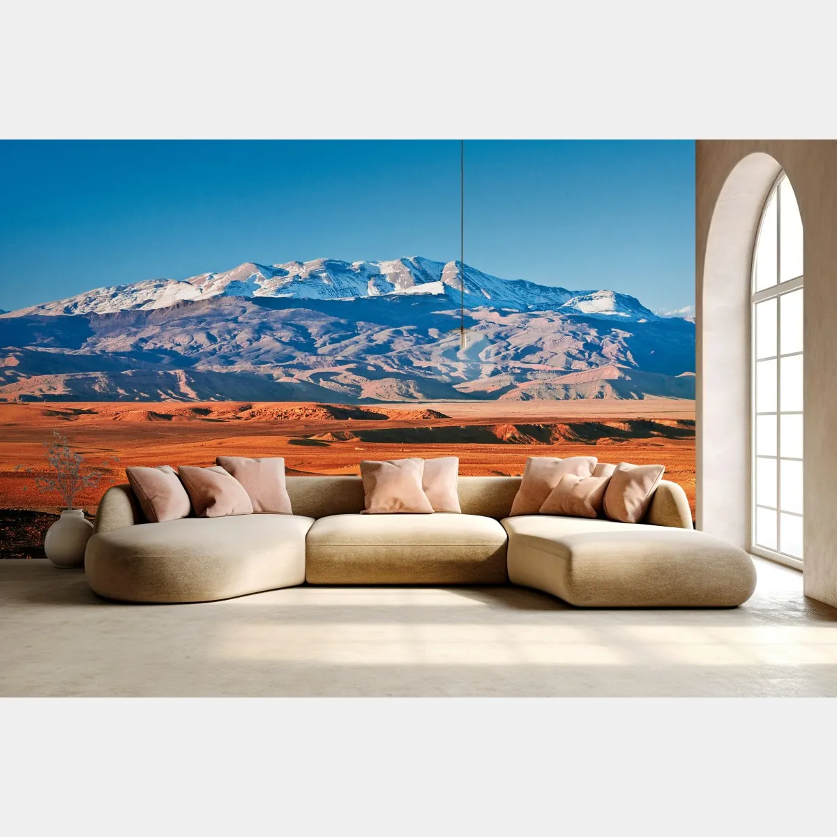 Fototapeta pustynia oświetlona słońcem z zaśnieżonymi górami – Wallissimo® Fototapeta pustynia oświetlona słońcem z zaśnieżonymi górami – Wallissimo®