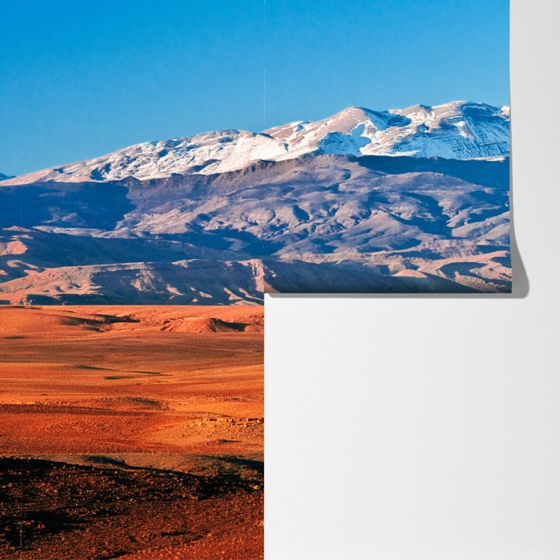 Fototapeta pustynia oświetlona słońcem z zaśnieżonymi górami – Wallissimo® Fototapeta pustynia oświetlona słońcem z zaśnieżonymi górami – Wallissimo®