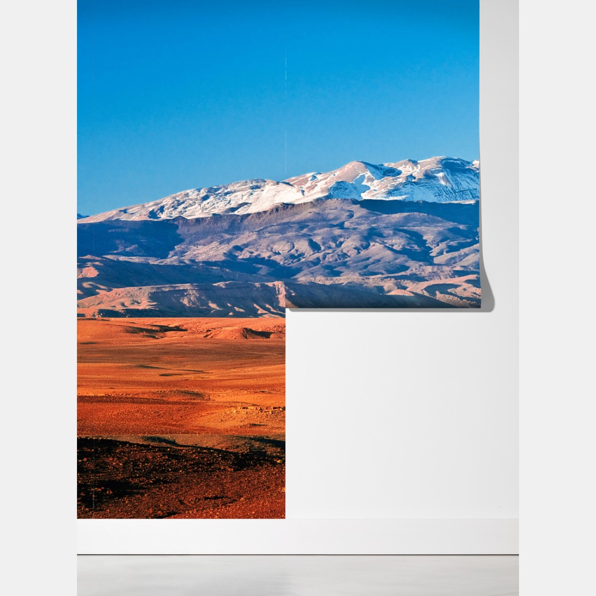 Fototapeta pustynia oświetlona słońcem z zaśnieżonymi górami – Wallissimo® Fototapeta pustynia oświetlona słońcem z zaśnieżonymi górami – Wallissimo®