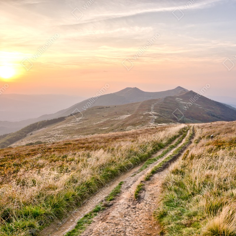 Fototapeta złota górska ścieżka o zachodzie słońca – Wallissimo® Fototapeta złota górska ścieżka o zachodzie słońca – Wallissimo®