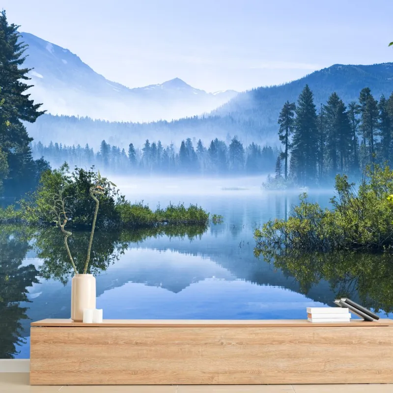 Fototapeta mglista górska tafla jeziora z odbiciem – Wallissimo® Fototapeta mglista górska tafla jeziora z odbiciem – Wallissimo®