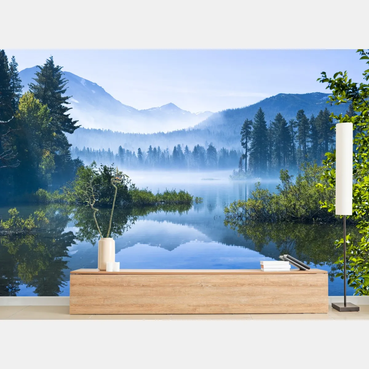 Fototapeta mglista górska tafla jeziora z odbiciem – Wallissimo® Fototapeta mglista górska tafla jeziora z odbiciem – Wallissimo®