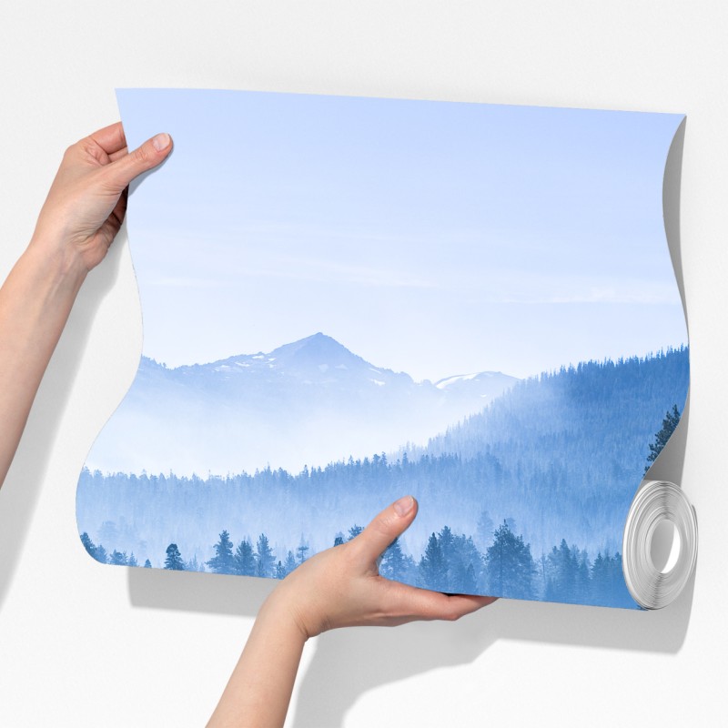 Fototapeta mglista górska tafla jeziora z odbiciem – Wallissimo® Fototapeta mglista górska tafla jeziora z odbiciem – Wallissimo®