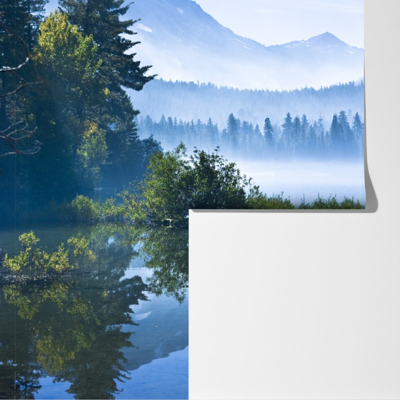 Fototapeta mglista górska tafla jeziora z odbiciem – Wallissimo® Fototapeta mglista górska tafla jeziora z odbiciem – Wallissimo®