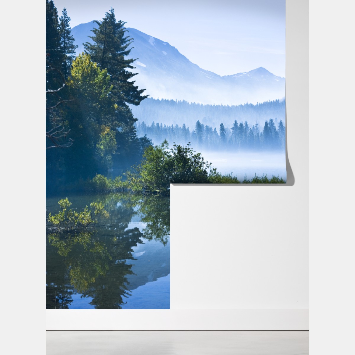 Fototapeta mglista górska tafla jeziora z odbiciem – Wallissimo® Fototapeta mglista górska tafla jeziora z odbiciem – Wallissimo®