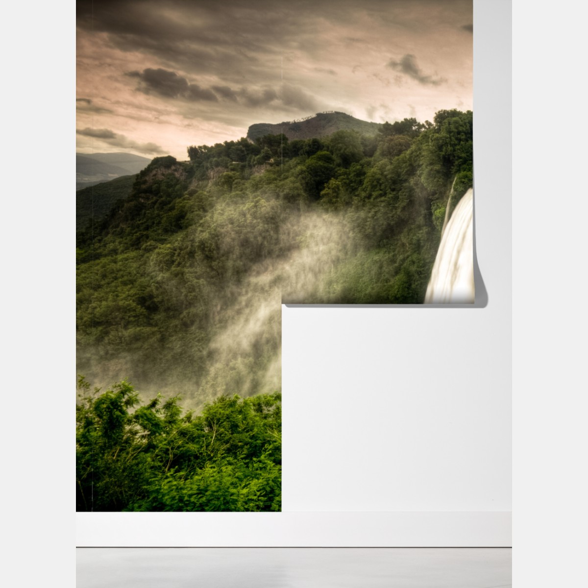 Fototapeta wodospad Marmore w Umbrii: mglista zieleń – Wallissimo® Fototapeta wodospad Marmore w Umbrii: mglista zieleń – Wallissimo®