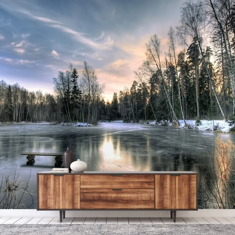 Fototapeta zamarznięte jezioro o świcie z leśnym odbiciem – Wallissimo® Fototapeta zamarznięte jezioro o świcie z leśnym odbiciem – Wallissimo®