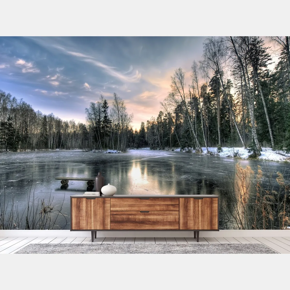 Fototapeta zamarznięte jezioro o świcie z leśnym odbiciem – Wallissimo® Fototapeta zamarznięte jezioro o świcie z leśnym odbiciem – Wallissimo®