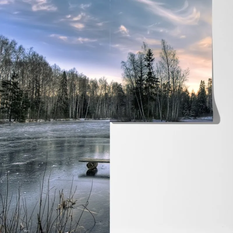 Fototapeta zamarznięte jezioro o świcie z leśnym odbiciem – Wallissimo® Fototapeta zamarznięte jezioro o świcie z leśnym odbiciem – Wallissimo®