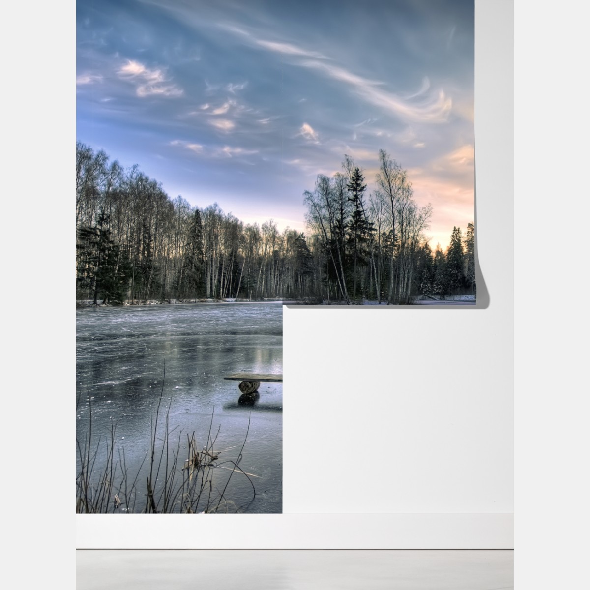 Fototapeta zamarznięte jezioro o świcie z leśnym odbiciem – Wallissimo® Fototapeta zamarznięte jezioro o świcie z leśnym odbiciem – Wallissimo®