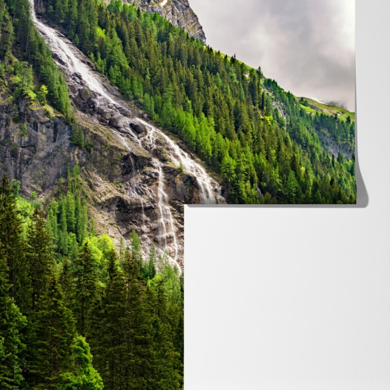 Fototapeta mglisty alpejski wodospad nad zieloną doliną – Wallissimo® Fototapeta mglisty alpejski wodospad nad zieloną doliną – Wallissimo®