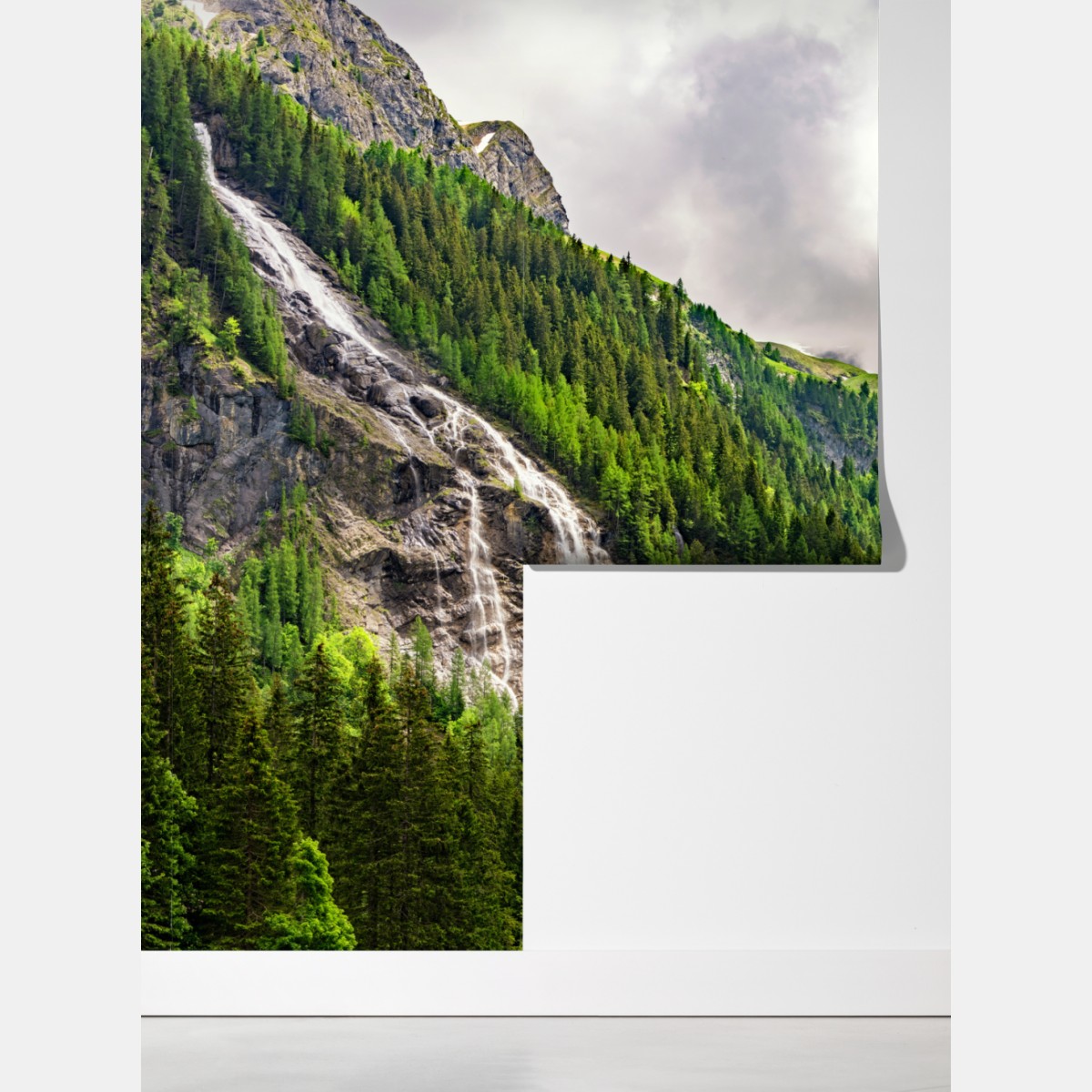 Fototapeta mglisty alpejski wodospad nad zieloną doliną – Wallissimo® Fototapeta mglisty alpejski wodospad nad zieloną doliną – Wallissimo®