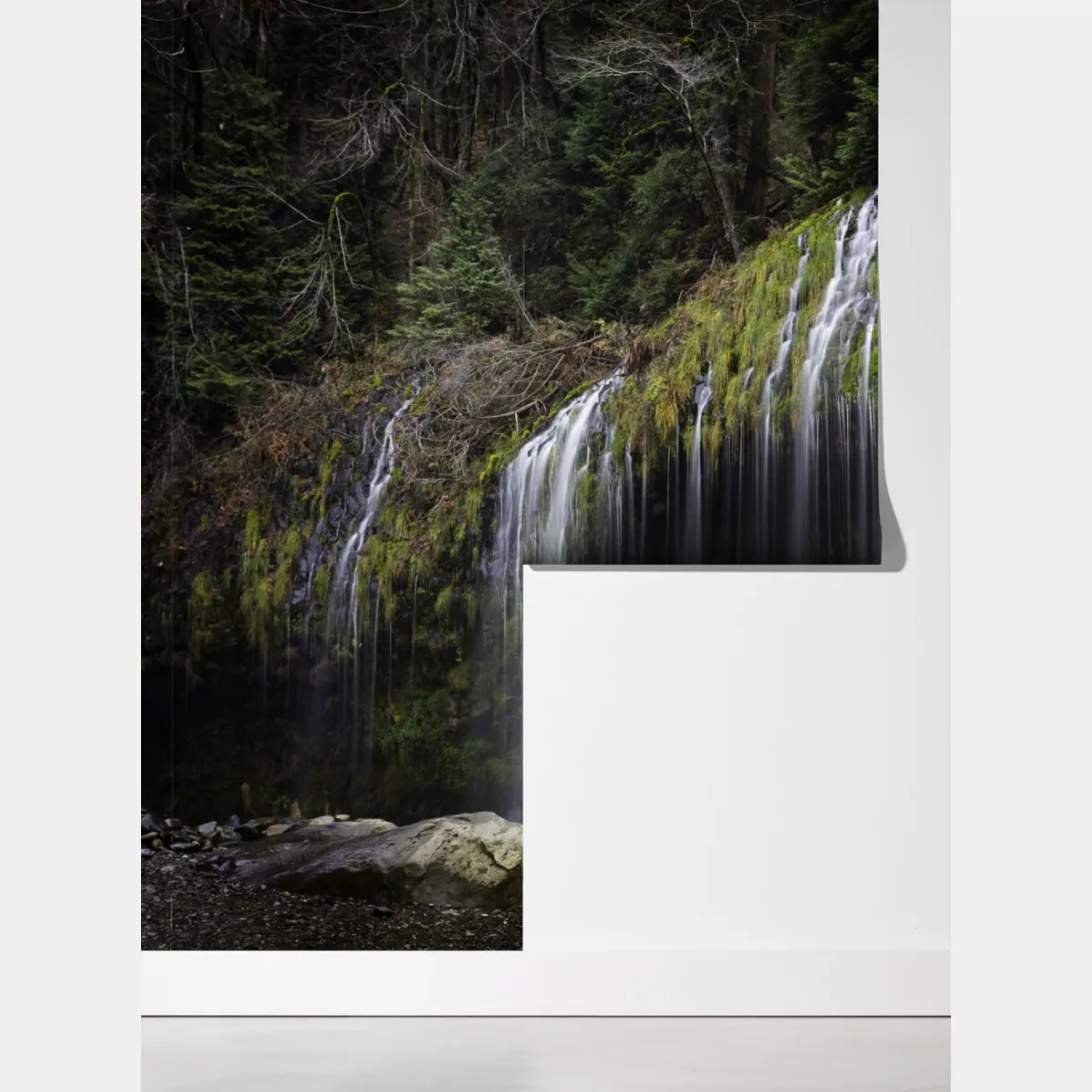 Fototapeta wodospad porośnięty mchem w lesie – Wallissimo® Fototapeta wodospad porośnięty mchem w lesie – Wallissimo®