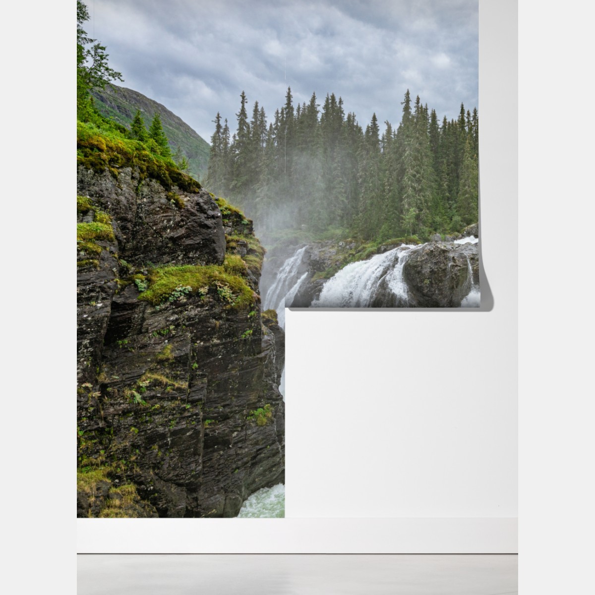 Fototapeta mglisty wodospad w bujnym sosnowym lesie – Wallissimo® Fototapeta mglisty wodospad w bujnym sosnowym lesie – Wallissimo®