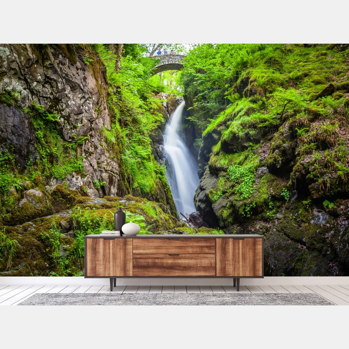 Fototapeta wodospad w mchem porośniętym wąwozie z kamiennym mostem – Wallissimo® Fototapeta wodospad w mchem porośniętym wąwozie z kamiennym mostem – Wallissimo®