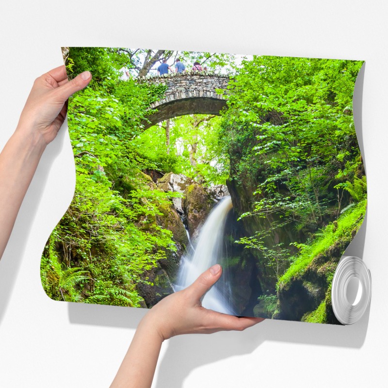 Fototapeta wodospad w mchem porośniętym wąwozie z kamiennym mostem – Wallissimo® Fototapeta wodospad w mchem porośniętym wąwozie z kamiennym mostem – Wallissimo®