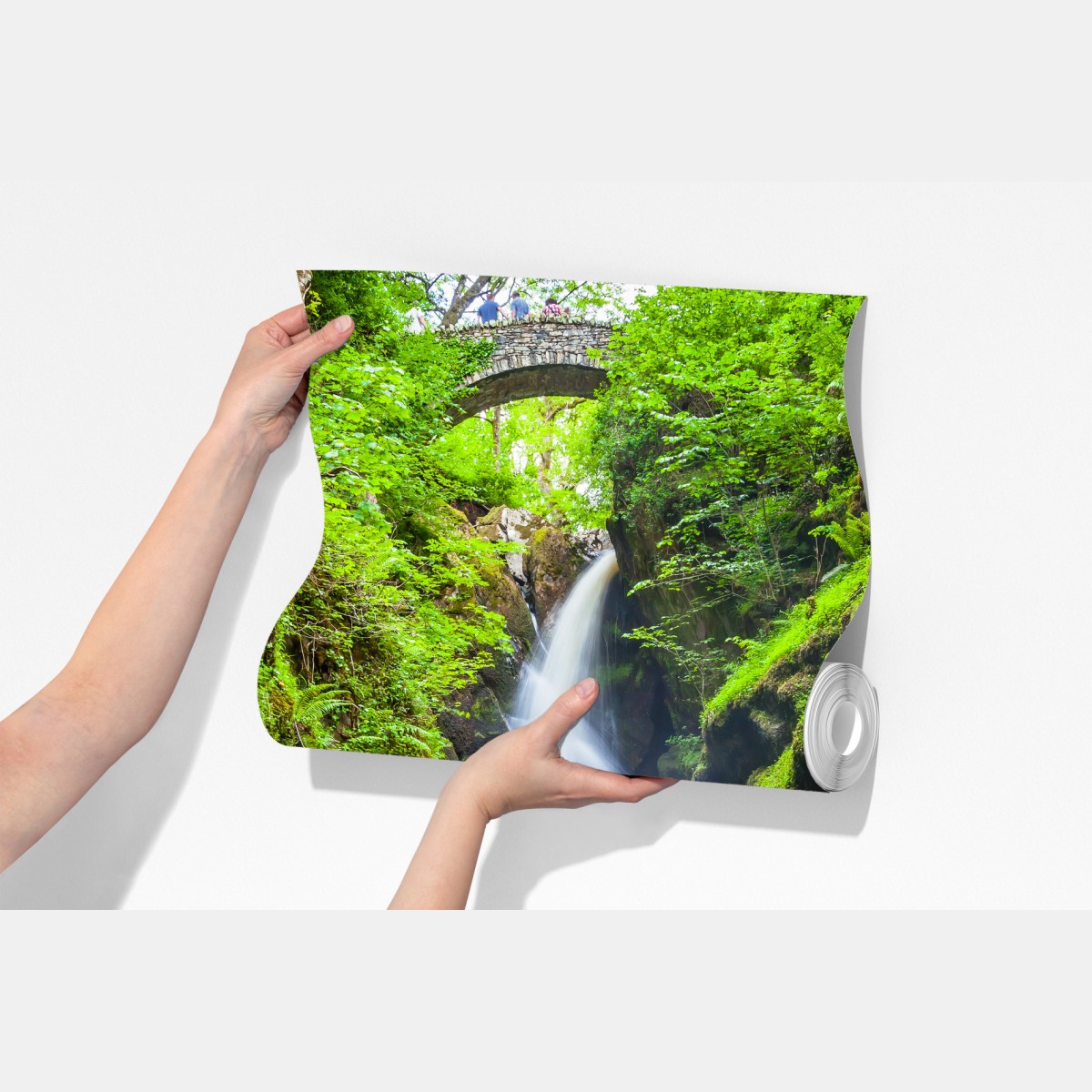 Fototapeta wodospad w mchem porośniętym wąwozie z kamiennym mostem – Wallissimo® Fototapeta wodospad w mchem porośniętym wąwozie z kamiennym mostem – Wallissimo®