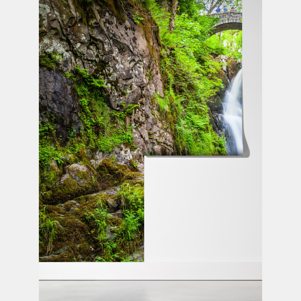 Fototapeta wodospad w mchem porośniętym wąwozie z kamiennym mostem – Wallissimo® Fototapeta wodospad w mchem porośniętym wąwozie z kamiennym mostem – Wallissimo®