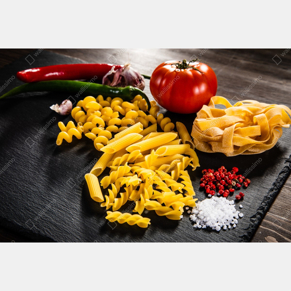 Fototapeta zbiór suchych makaronów i świeże składniki – Wallissimo® Fototapeta zbiór suchych makaronów i świeże składniki – Wallissimo®