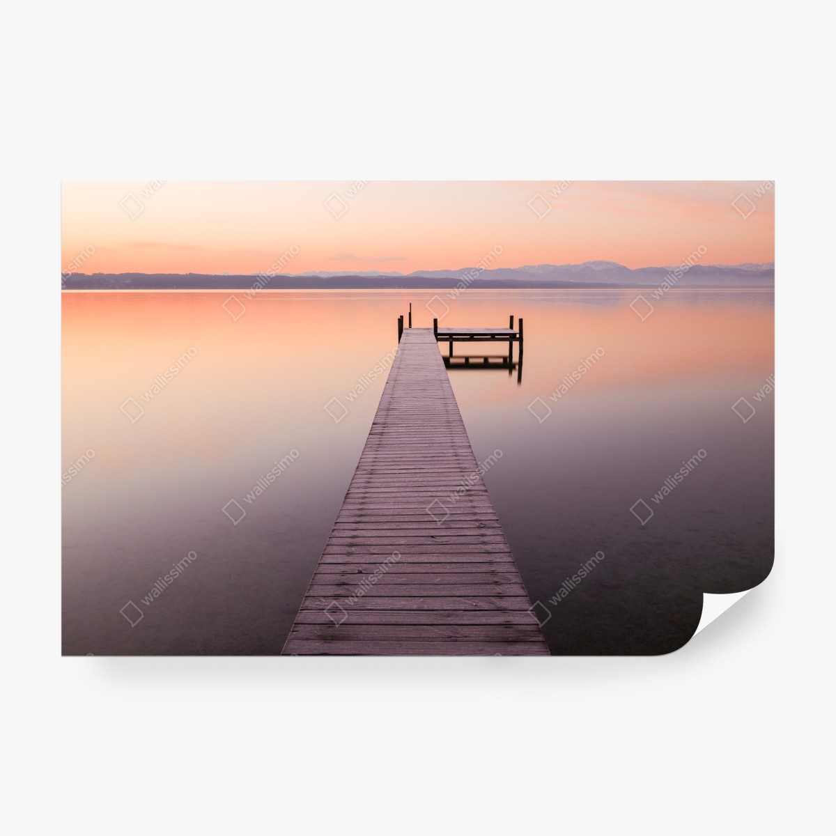 Fototapeta spokojne molo o wschodzie nad pastelowym jeziorem – Wallissimo® Fototapeta spokojne molo o wschodzie nad pastelowym jeziorem – Wallissimo®