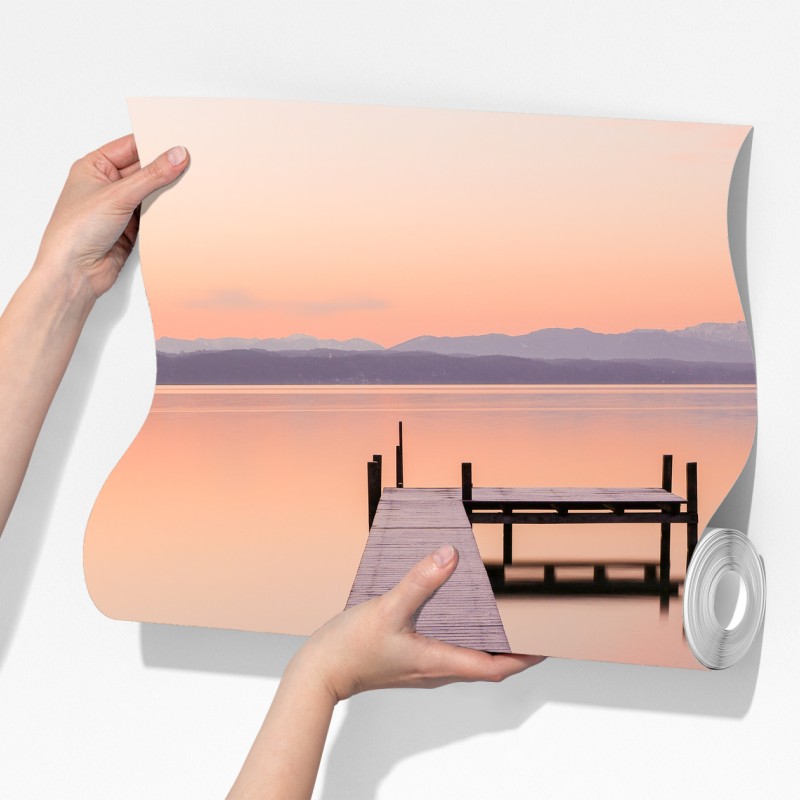 Fototapeta spokojne molo o wschodzie nad pastelowym jeziorem – Wallissimo® Fototapeta spokojne molo o wschodzie nad pastelowym jeziorem – Wallissimo®