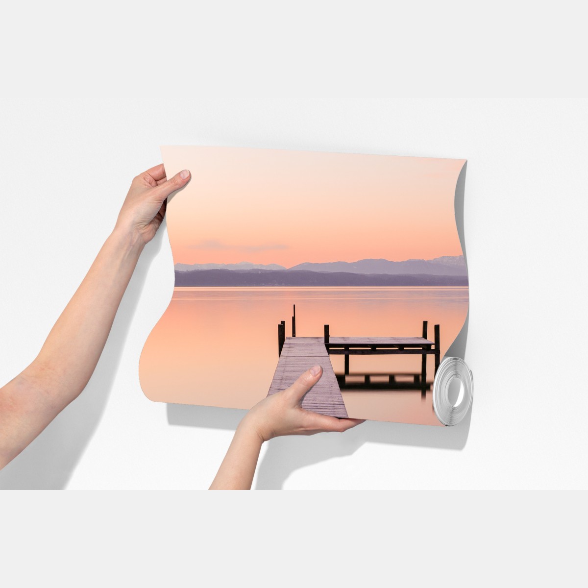 Fototapeta spokojne molo o wschodzie nad pastelowym jeziorem – Wallissimo® Fototapeta spokojne molo o wschodzie nad pastelowym jeziorem – Wallissimo®