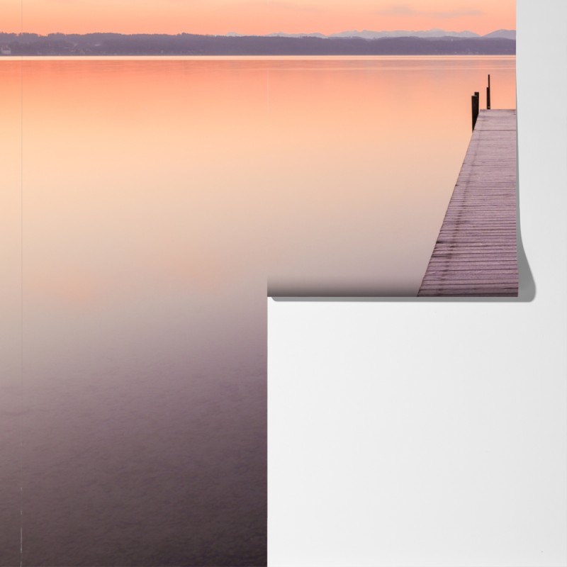 Fototapeta spokojne molo o wschodzie nad pastelowym jeziorem – Wallissimo® Fototapeta spokojne molo o wschodzie nad pastelowym jeziorem – Wallissimo®