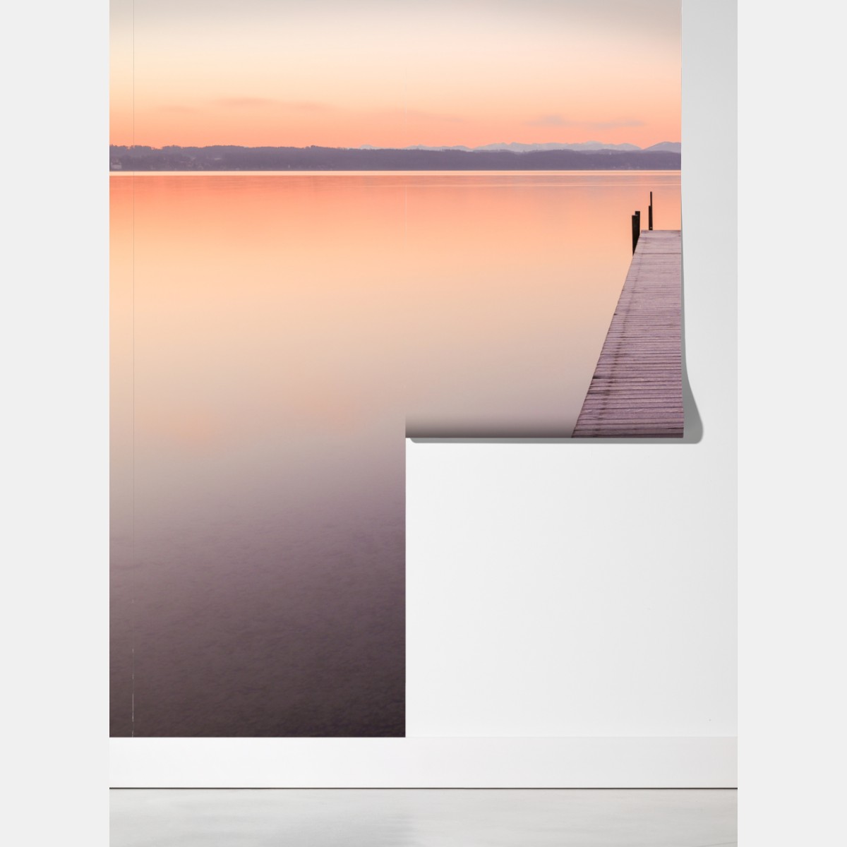 Fototapeta spokojne molo o wschodzie nad pastelowym jeziorem – Wallissimo® Fototapeta spokojne molo o wschodzie nad pastelowym jeziorem – Wallissimo®