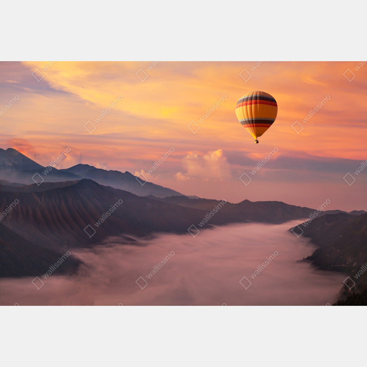Fototapeta wschodzący balon nad mglistymi górami – Wallissimo® Fototapeta wschodzący balon nad mglistymi górami – Wallissimo®