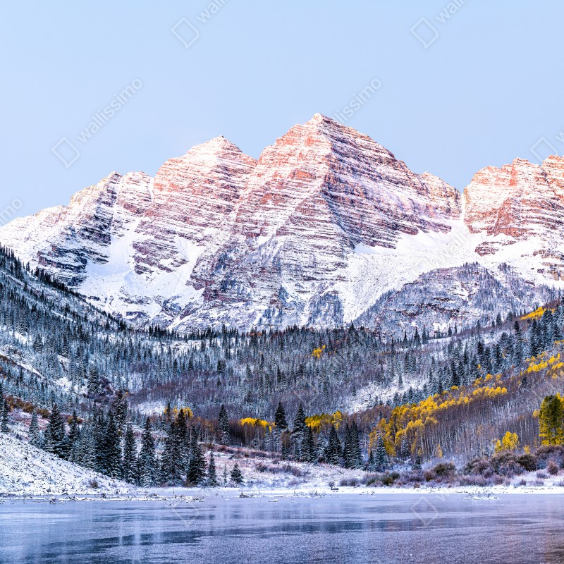 Fototapeta śnieżny poranek w górach nad jeziorem – Wallissimo® Fototapeta śnieżny poranek w górach nad jeziorem – Wallissimo®