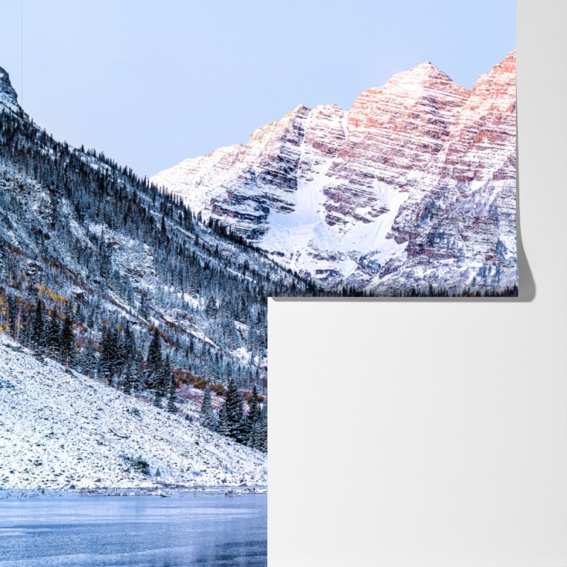 Fototapeta śnieżny poranek w górach nad jeziorem – Wallissimo® Fototapeta śnieżny poranek w górach nad jeziorem – Wallissimo®