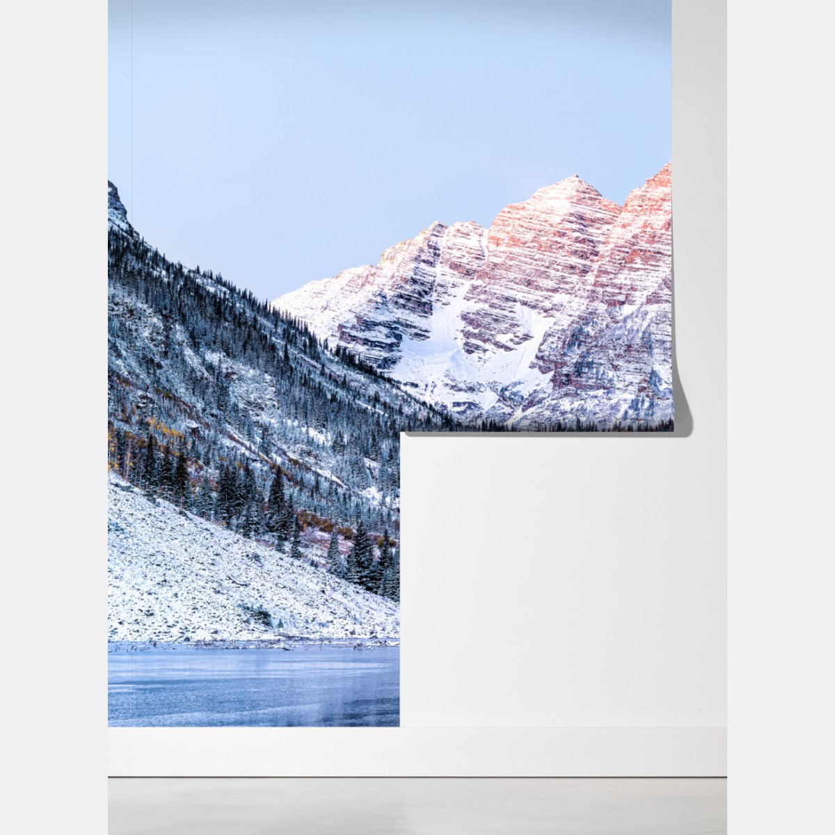 Fototapeta śnieżny poranek w górach nad jeziorem – Wallissimo® Fototapeta śnieżny poranek w górach nad jeziorem – Wallissimo®