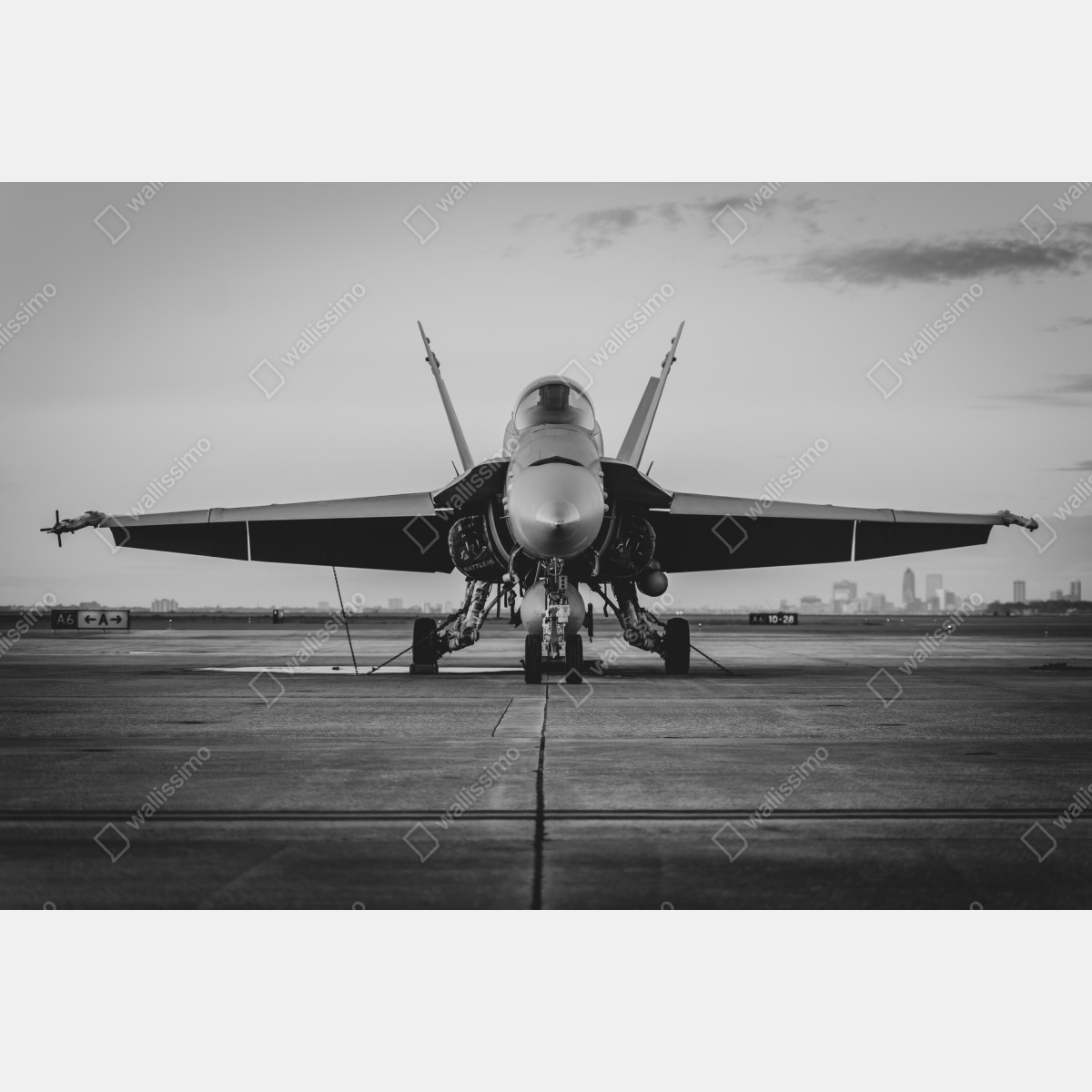 Fototapeta myśliwiec na pasie startowym – Wallissimo® Fototapeta myśliwiec na pasie startowym – Wallissimo®