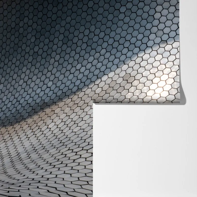 Fototapeta metaliczna heksagonalna elewacja geometryczna – Wallissimo® Fototapeta metaliczna heksagonalna elewacja geometryczna – Wallissimo®