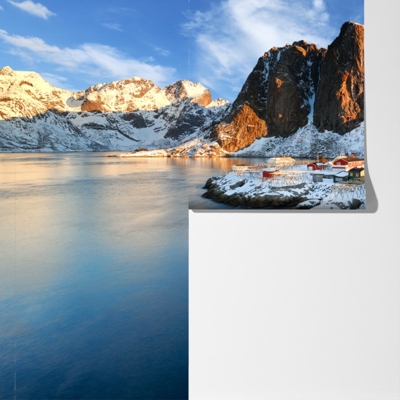 Fototapeta słoneczna wioska Hamnøy nad fiordem – Wallissimo® Fototapeta słoneczna wioska Hamnøy nad fiordem – Wallissimo®