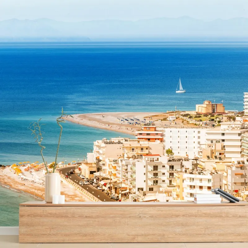 Fototapeta słoneczna panorama nadmorskiego miasta z żaglówką – Wallissimo® Fototapeta słoneczna panorama nadmorskiego miasta z żaglówką – Wallissimo®