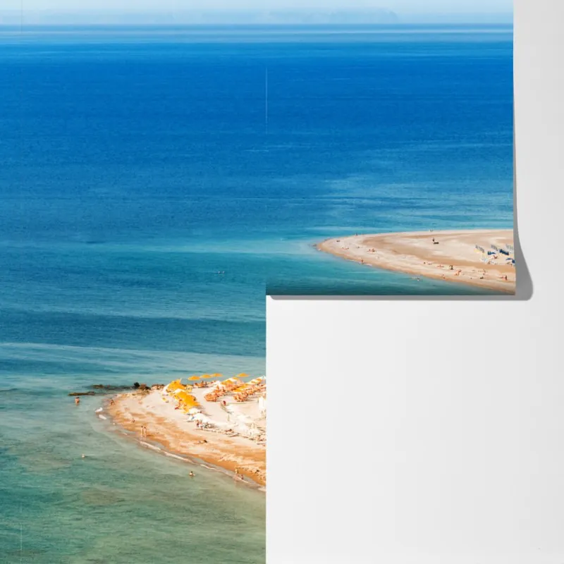 Fototapeta słoneczna panorama nadmorskiego miasta z żaglówką – Wallissimo® Fototapeta słoneczna panorama nadmorskiego miasta z żaglówką – Wallissimo®