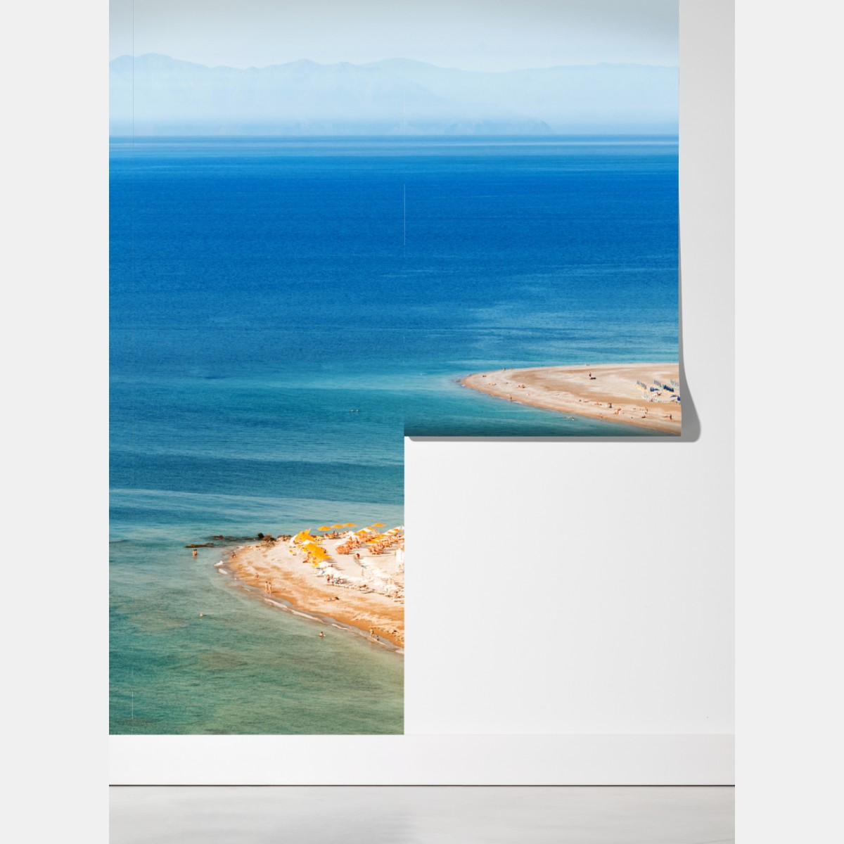 Fototapeta słoneczna panorama nadmorskiego miasta z żaglówką – Wallissimo® Fototapeta słoneczna panorama nadmorskiego miasta z żaglówką – Wallissimo®