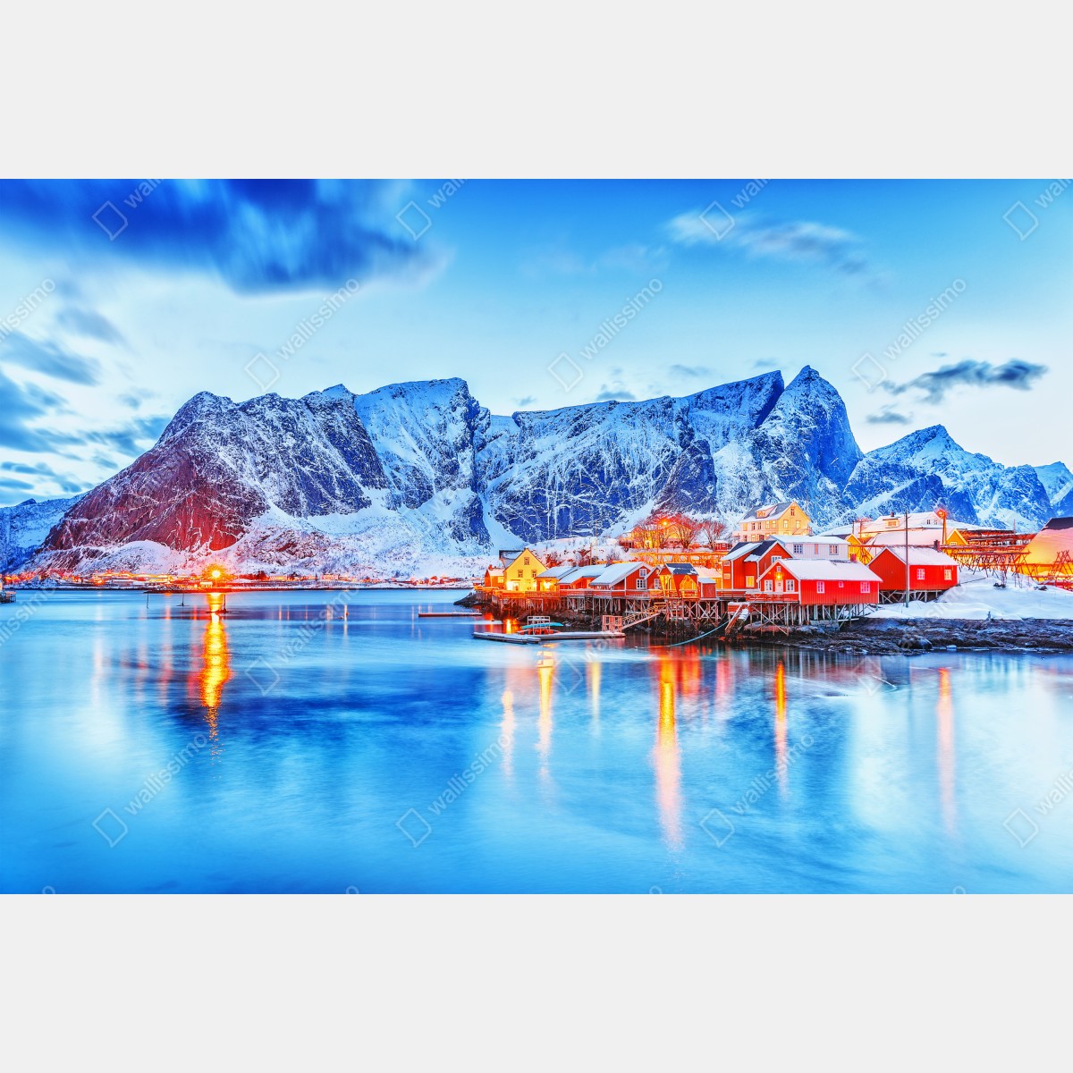 Fototapeta zaśnieżona nadmorska wioska u stóp gór – Wallissimo® Fototapeta zaśnieżona nadmorska wioska u stóp gór – Wallissimo®