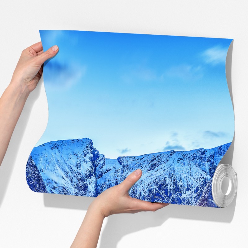 Fototapeta zaśnieżona nadmorska wioska u stóp gór – Wallissimo® Fototapeta zaśnieżona nadmorska wioska u stóp gór – Wallissimo®