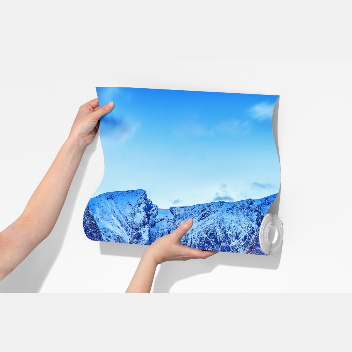 Fototapeta zaśnieżona nadmorska wioska u stóp gór – Wallissimo® Fototapeta zaśnieżona nadmorska wioska u stóp gór – Wallissimo®