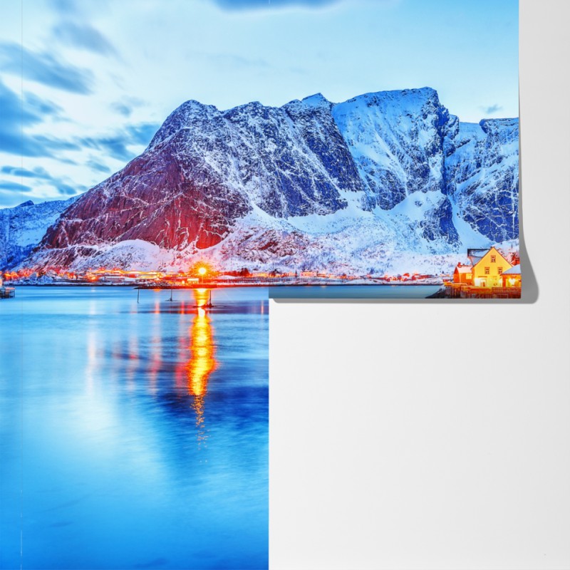 Fototapeta zaśnieżona nadmorska wioska u stóp gór – Wallissimo® Fototapeta zaśnieżona nadmorska wioska u stóp gór – Wallissimo®