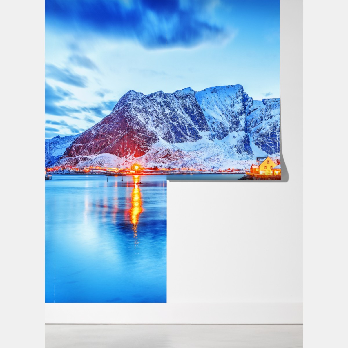 Fototapeta zaśnieżona nadmorska wioska u stóp gór – Wallissimo® Fototapeta zaśnieżona nadmorska wioska u stóp gór – Wallissimo®