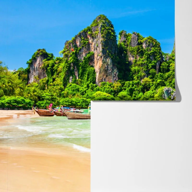 Fototapeta długie łodzie na tropikalnej plaży, Tajlandia – Wallissimo® Fototapeta długie łodzie na tropikalnej plaży, Tajlandia – Wallissimo®