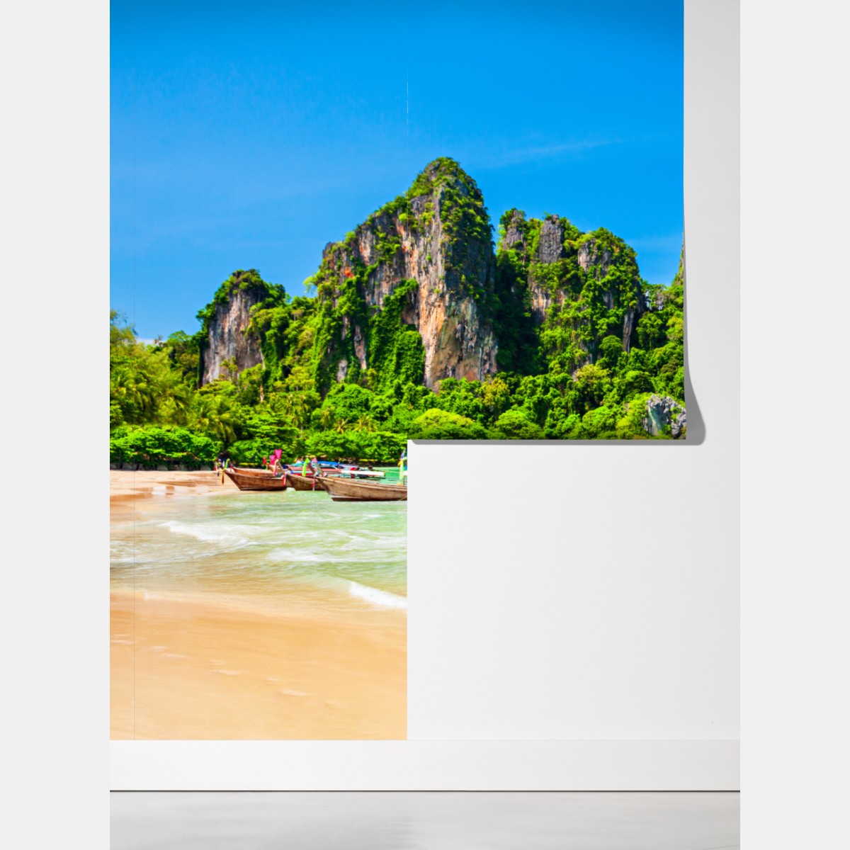 Fototapeta długie łodzie na tropikalnej plaży, Tajlandia – Wallissimo® Fototapeta długie łodzie na tropikalnej plaży, Tajlandia – Wallissimo®