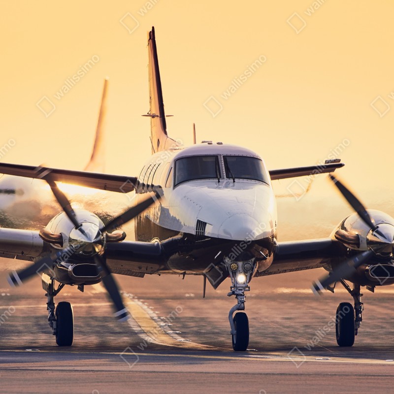 Fototapeta dwusilnikowy turboprop na złotym pasie startowym – Wallissimo® Fototapeta dwusilnikowy turboprop na złotym pasie startowym – Wallissimo®