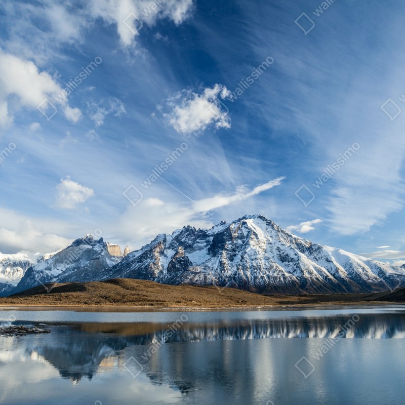 Fototapeta odbijające się góry nad spokojnym jeziorem – Wallissimo® Fototapeta odbijające się góry nad spokojnym jeziorem – Wallissimo®