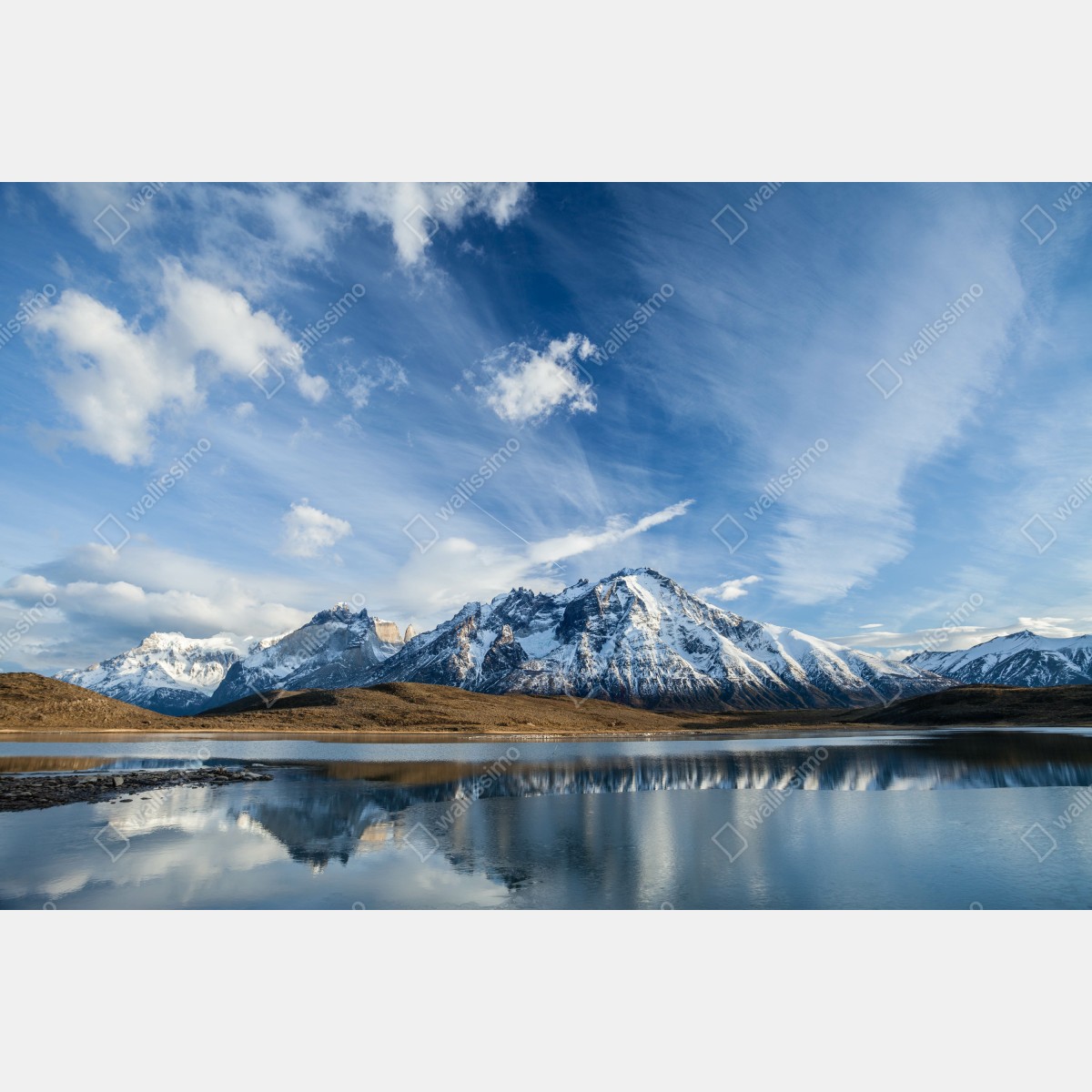 Fototapeta odbijające się góry nad spokojnym jeziorem – Wallissimo® Fototapeta odbijające się góry nad spokojnym jeziorem – Wallissimo®