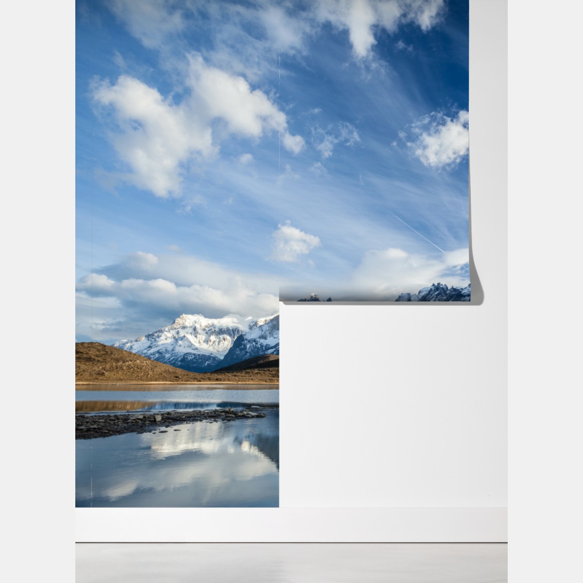 Fototapeta odbijające się góry nad spokojnym jeziorem – Wallissimo® Fototapeta odbijające się góry nad spokojnym jeziorem – Wallissimo®